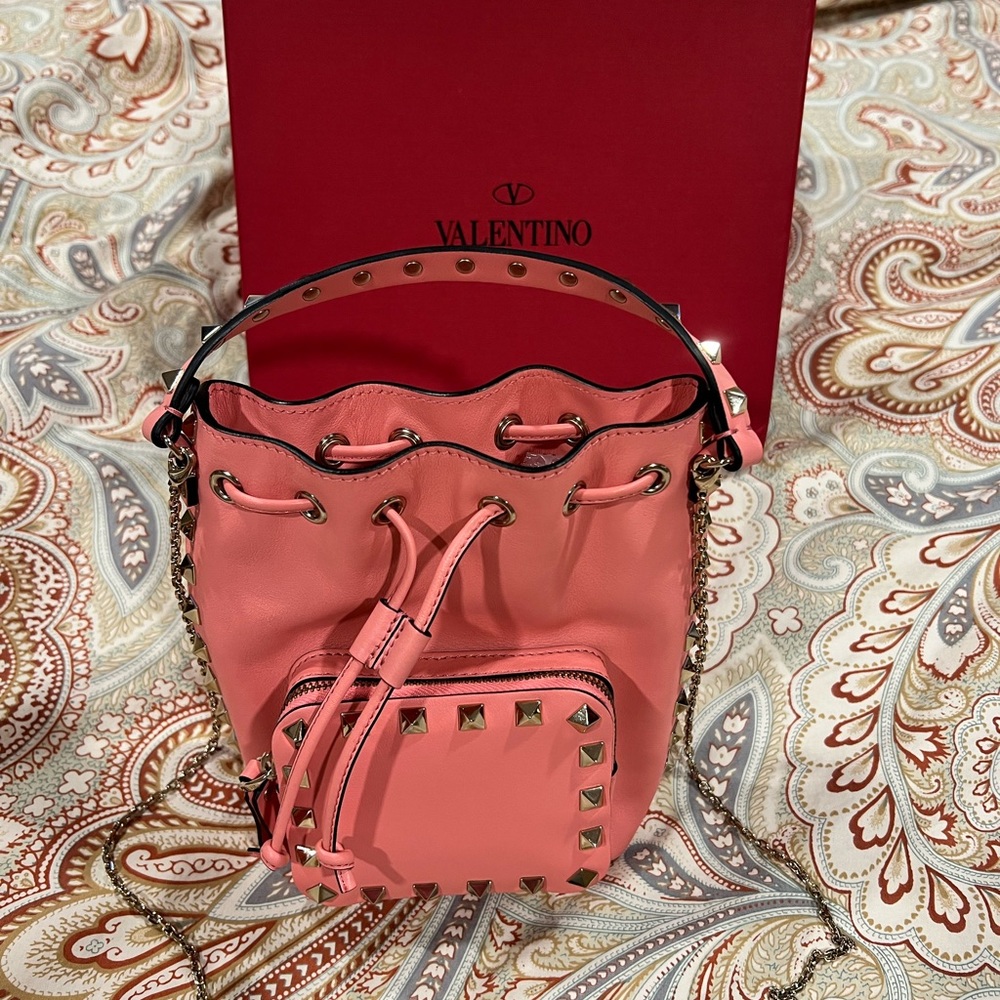New Authentic Valentino Rockstud nano bucket bag/crossbody